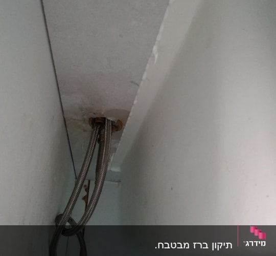 צינורות מתכת מתחת לכיור במטבח